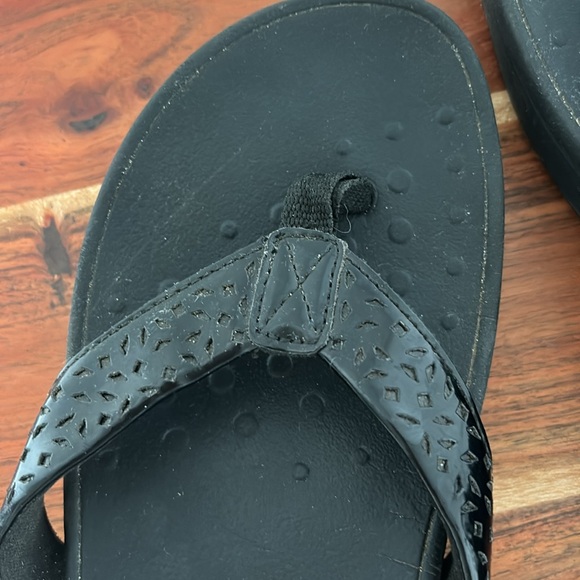 Like new Vionic black flip flops - Picture 2 of 6